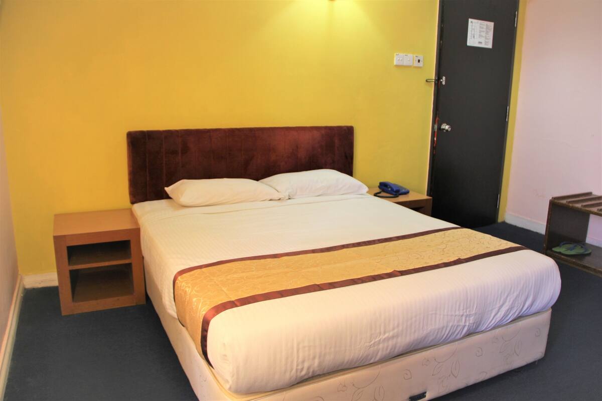 Quarto casal luxo, 1 cama Queen | Escrivaninha, Wi-Fi de cortesia