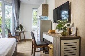 Departamento básico | Cocina privada | Refrigerador, microondas, parrilla de estufa y tetera eléctrica 