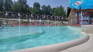 Piscine extérieure (ouverte en saison), chaises longues