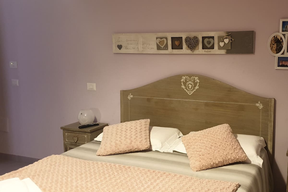 In-room safe, desk, bed sheets