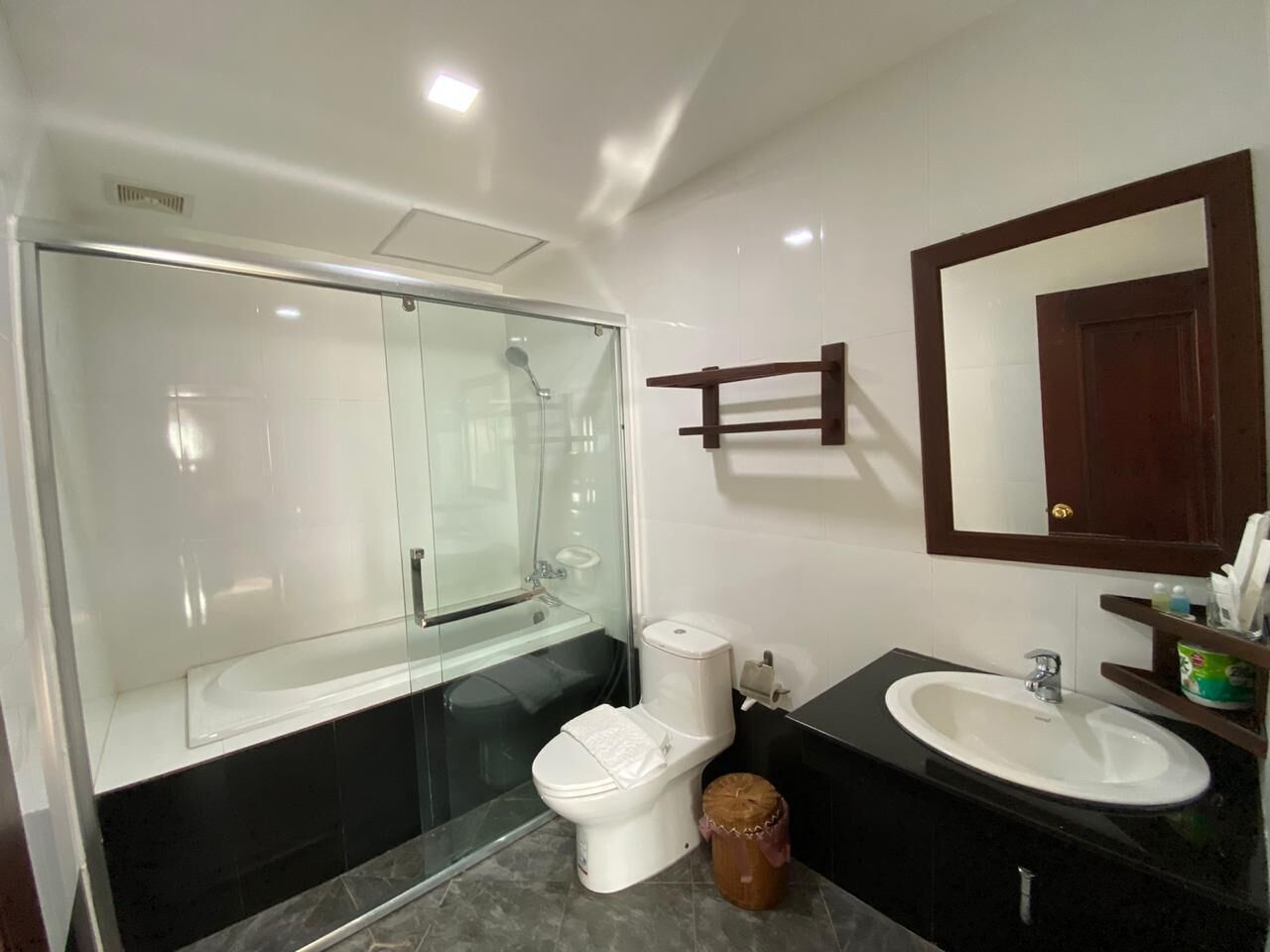 deluxe double room | bathroom | shower, rainfall showerhead, free toiletries, hair dryer