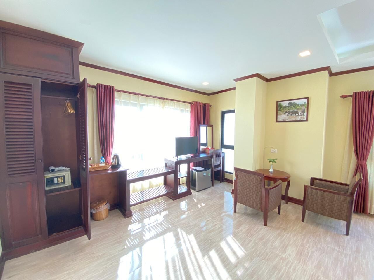 deluxe double room | living area | 32-inch flat-screen tv with cable channels, tv