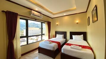 Superior Twin Room | Minibar, in-room safe, desk, blackout drapes