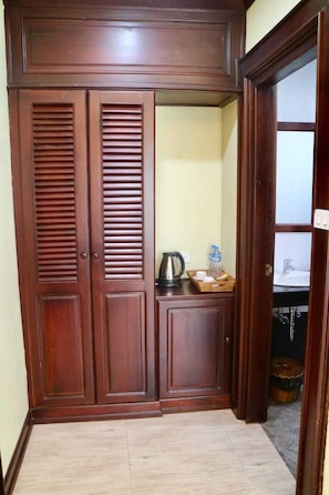 Habitación doble superior | Minibar, caja de seguridad en la habitación y escritorio