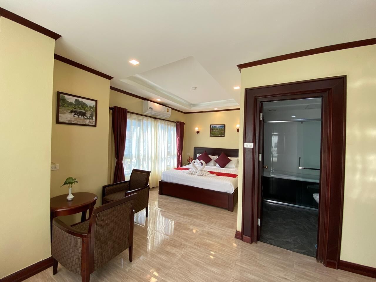 Deluxe Double Room | Minibar, in-room safe, desk, blackout drapes