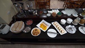 Un buffet proposant une variété de plats et d’ustensiles.