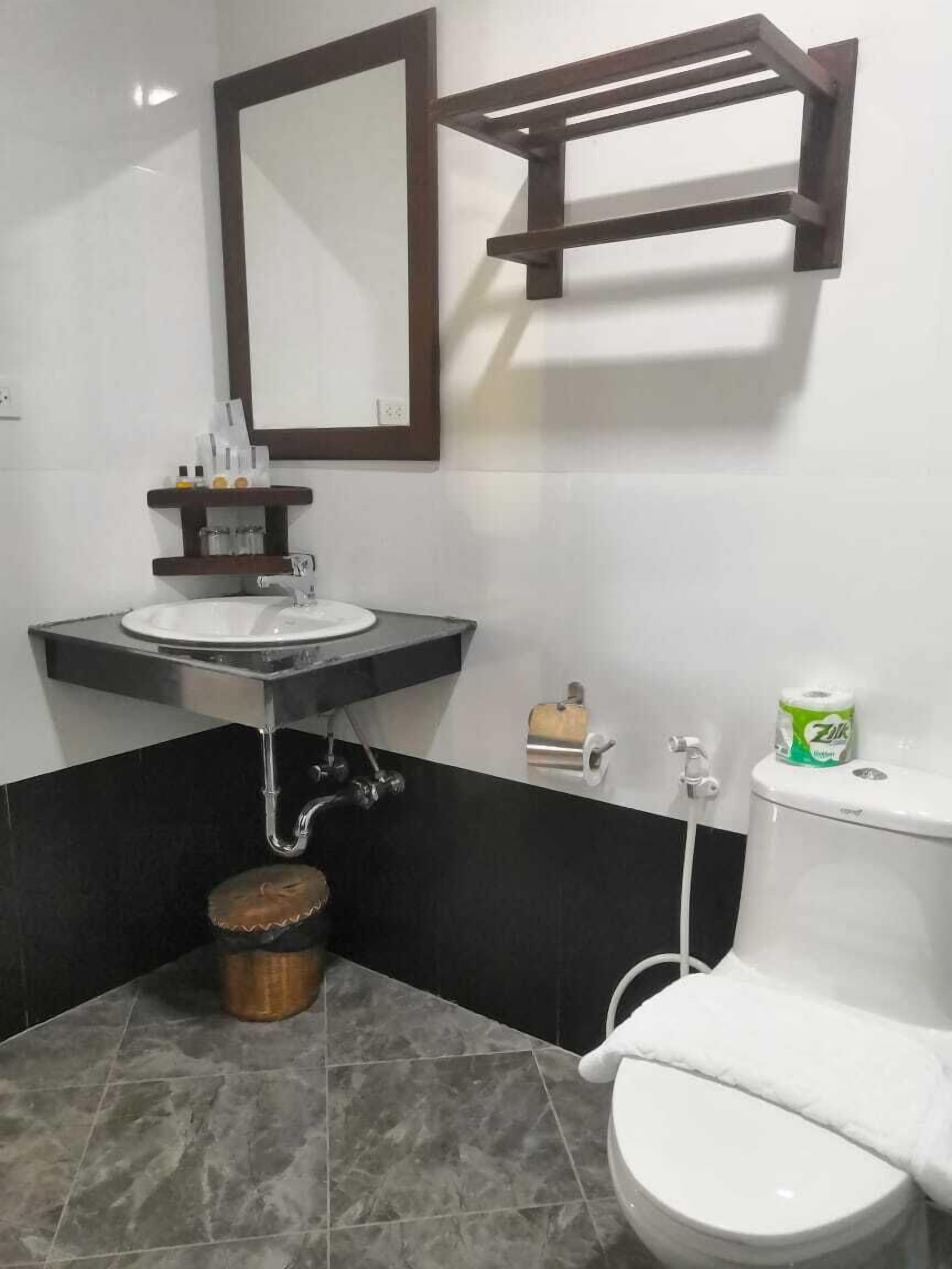 shower, rainfall showerhead, free toiletries, hair dryer