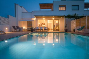 Seasonal outdoor pool, pool umbrellas, sun loungers - TD Villa Levante Modern Luxury Villa with Sea View (Monopoli)