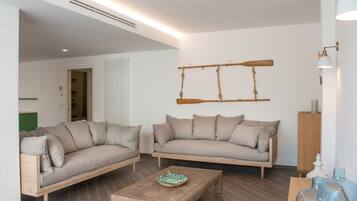 Villa, 5 Schlafzimmer | Wohnbereich | 32-Zoll-Flachbildfernseher mit Digitalempfang, Fernseher