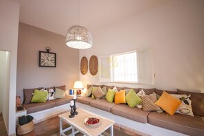 Villa, 4 habitaciones | Área de sala de estar | Televisión de 32 pulgadas con canales digitales 