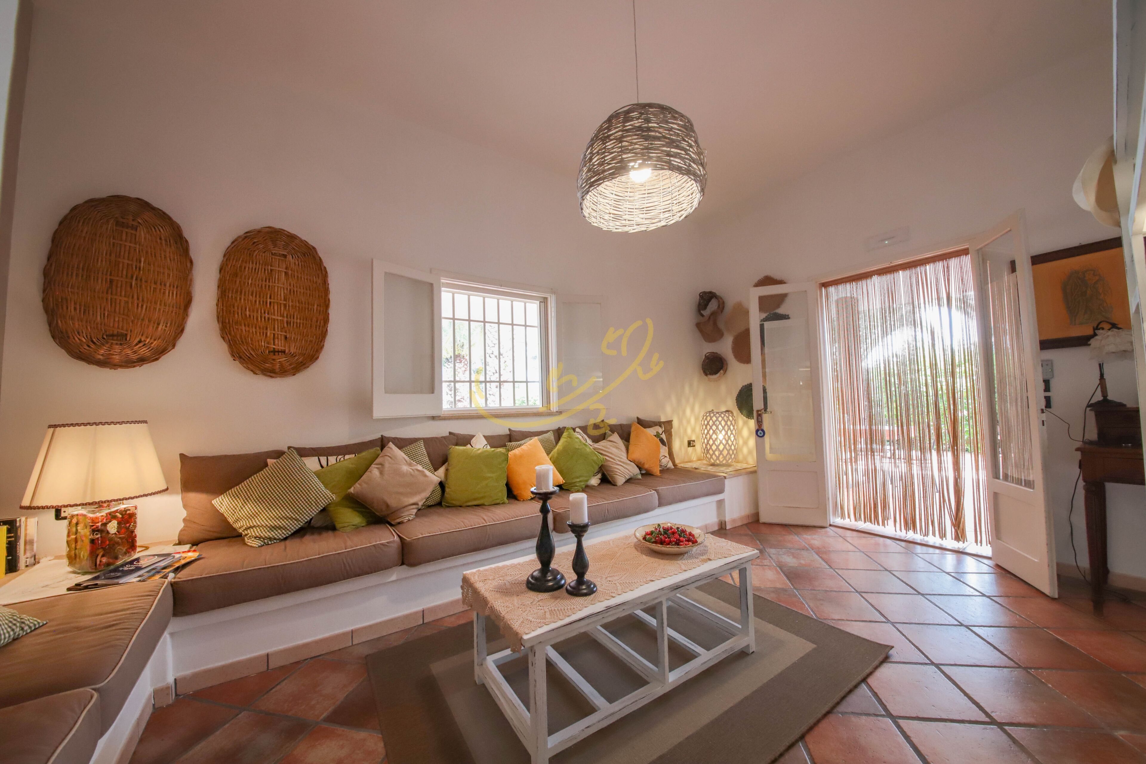 Villa, 4 habitaciones | Área de sala de estar | Televisión de 32 pulgadas con canales digitales 