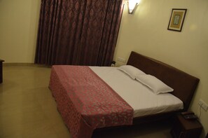 Blackout curtains, rollaway beds, free WiFi, bed sheets - Silver Oak Country Yard (Abu Road)