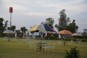Outdoor dining - Silver Oak Country Yard (Abu Road)