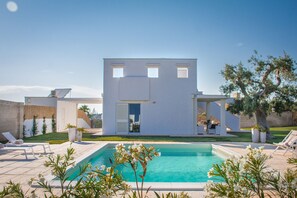 Seasonal outdoor pool, pool umbrellas, sun loungers - TD Villa Patrizia Pool & Alfresco Kitchen (Monopoli)