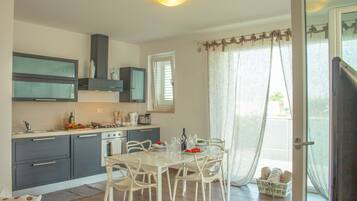 Villa, 2 Schlafzimmer | Eigene Küche | Großer Kühlschrank, Ofen, Herdplatte, Geschirrspüler