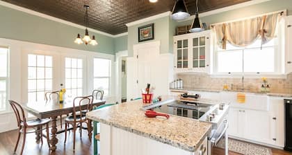 Lookout Hill Cottage | Wonderful Views | Near Luckenbach