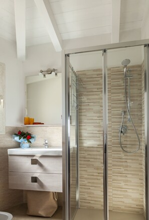Elite Apartment, 1 Bedroom | Bathroom | Shower, bidet, towels - Aria di Vacanza - Azalee (Olbia)