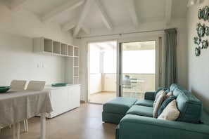 Elite-Apartment, 1 Schlafzimmer | Wohnbereich | Flachbildfernseher