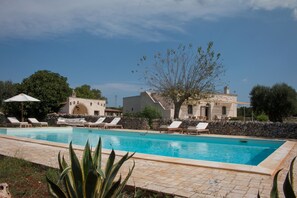 Piscine extérieure (ouverte en saison), parasols de plage