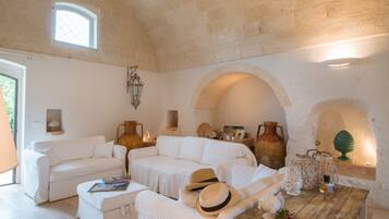 Villa, 5 Bedrooms | Living area