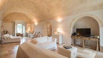 Villa, 5 Bedrooms | Living area