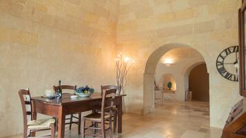 Villa, 5 Bedrooms | In-room dining