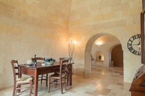 Villa, 5 chambres | Restauration dans la chambre