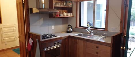 Refrigerador, horno, parrilla de estufa y tetera eléctrica