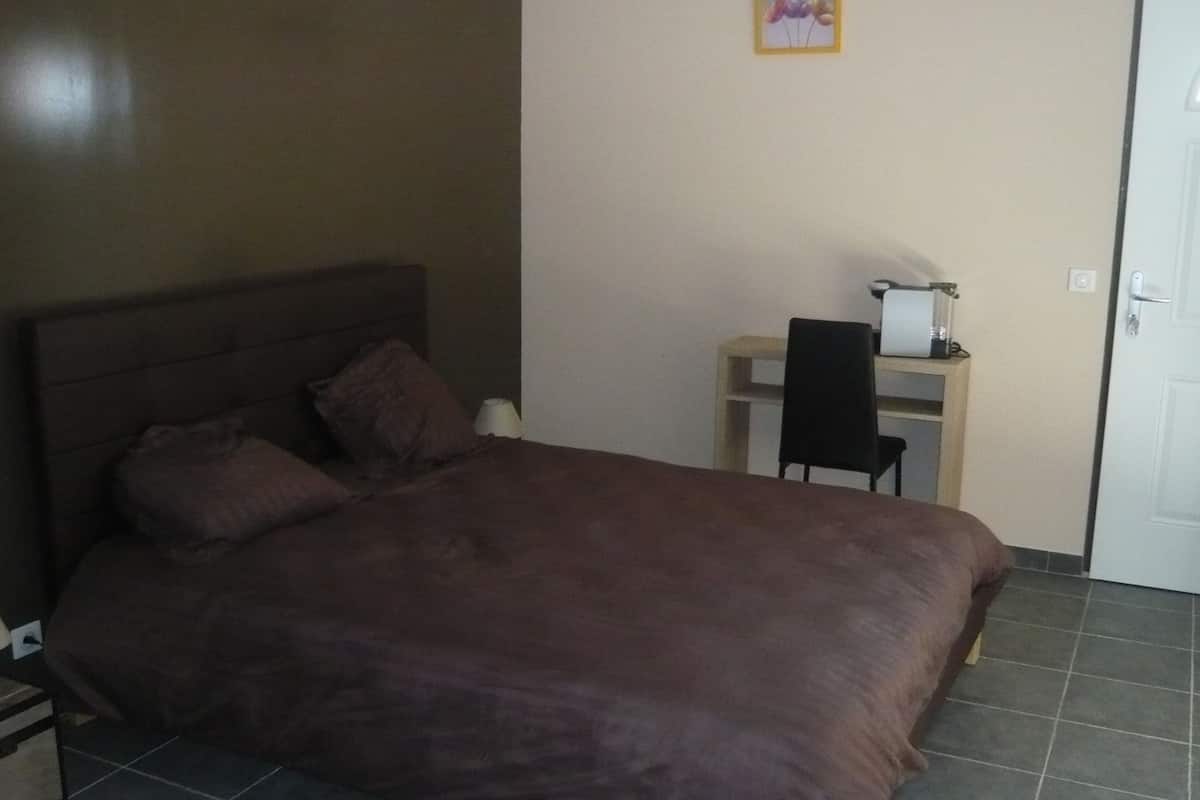 Une chambre à coucher avec un lit, un bureau et une chaise.