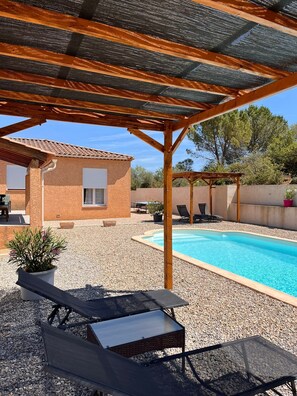Piscine extérieure (ouverte en saison), parasols de plage
