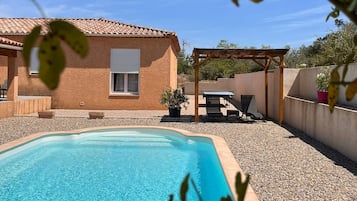 Piscine extérieure (ouverte en saison), parasols de plage