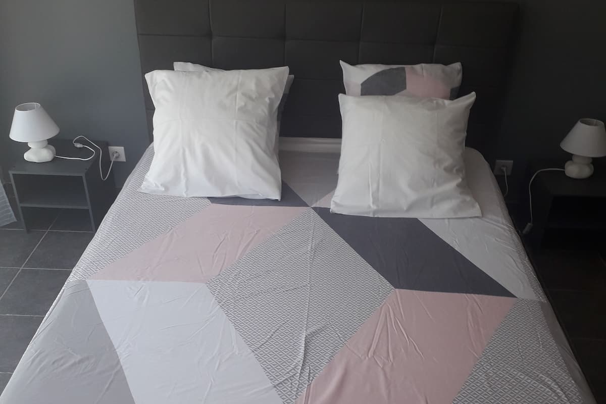 Chambre Double Confort, 1 grand lit, vue jardin (Baume)
