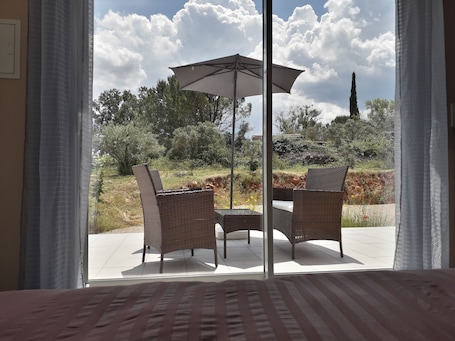 Chambre Double Confort, 1 grand lit, vue jardin (Victoire) | Vue sur le jardin. La Borrellienne