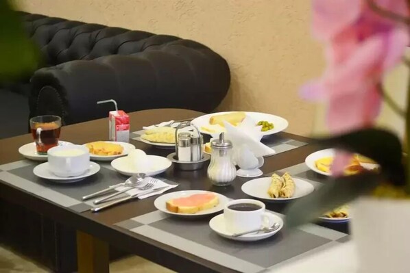 매일 유럽식 아침 식사(1인당 RUB 300)