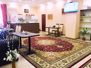 Single Room, 1 Queen Bed | Dining room