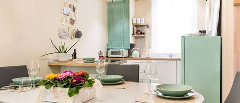 Apartment, 2 Schlafzimmer | Essbereich im Zimmer