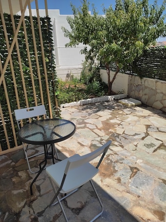 Economy Room, 1 Queen Bed, Courtyard View | View from room