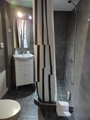 Douche, sèche-cheveux, serviettes fournies
