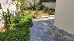 Ein gepflasterter Weg führt zu einem Gebäude mit einem Garten.