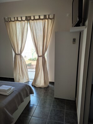 Comfort Room, 2 Twin Beds, Courtyard View | Free WiFi - Double M (Markopoulo Mesogaias)