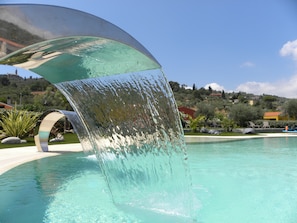 A clear pool with a water feature. - ReBi Village (Imperia)