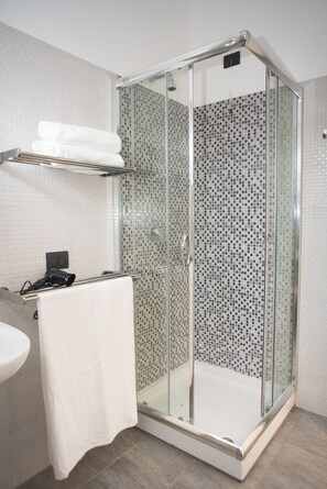 Shower, free toiletries, hair dryer, bidet