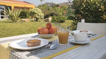 Studio, 1 Queen Bed, Kitchenette | 2 bedrooms, premium bedding, in-room safe, blackout curtains
