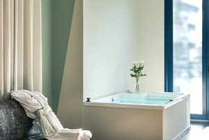 Σουίτα, μπανιέρα με υδρομασάζ (Prestige) | Μίνι μπαρ, χρηματοκιβώτιο στο δωμάτιο, γραφείο 