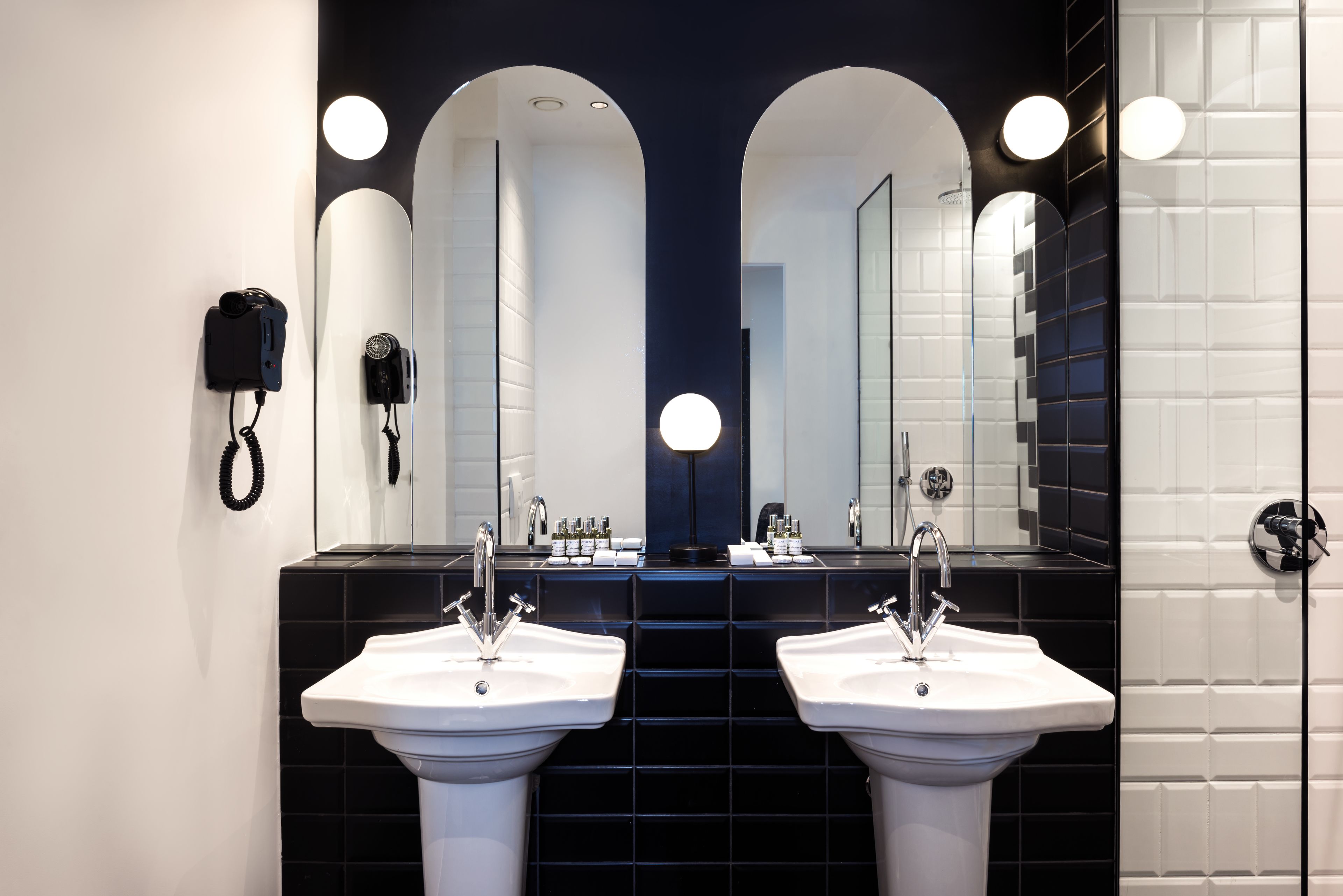 family suite | bathroom | shower, free toiletries, hair dryer, towels