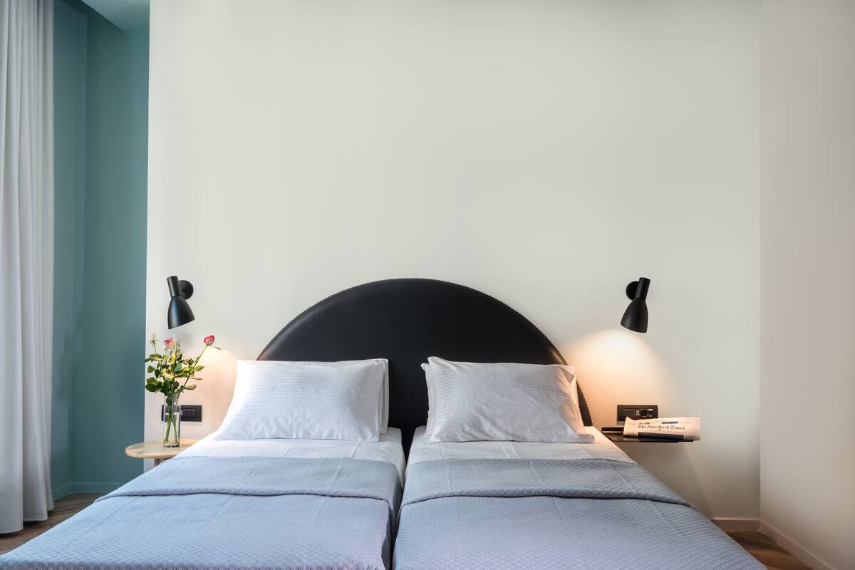Junior Suite | Minibar, in-room safe, desk, laptop workspace