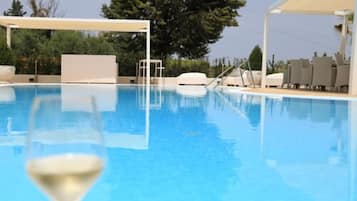 Piscine extérieure, parasols de plage, chaises longues