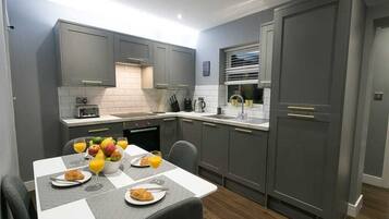 Family House | Dapur peribadi | Peti sejuk/penyejuk beku saiz penuh, mesin basuh pinggan mangkuk