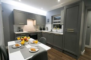 Nhà dành cho gia đình | Bếp riêng | Tủ lạnh, máy rửa bát, dụng cụ pha espresso, dụng cụ pha cà phê/trà 