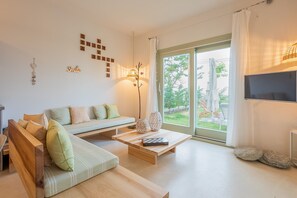 Villa, 4 habitaciones, alberca privada (Athina) | Área de sala de estar | Televisión de pantalla plana 